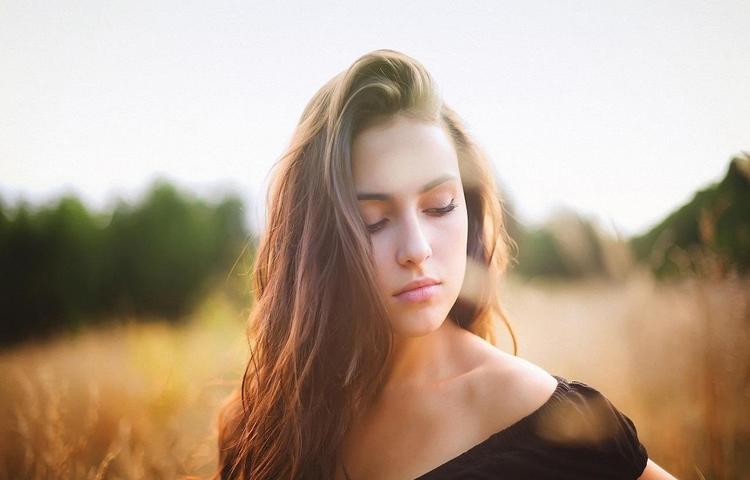 父亲与女儿在花园中